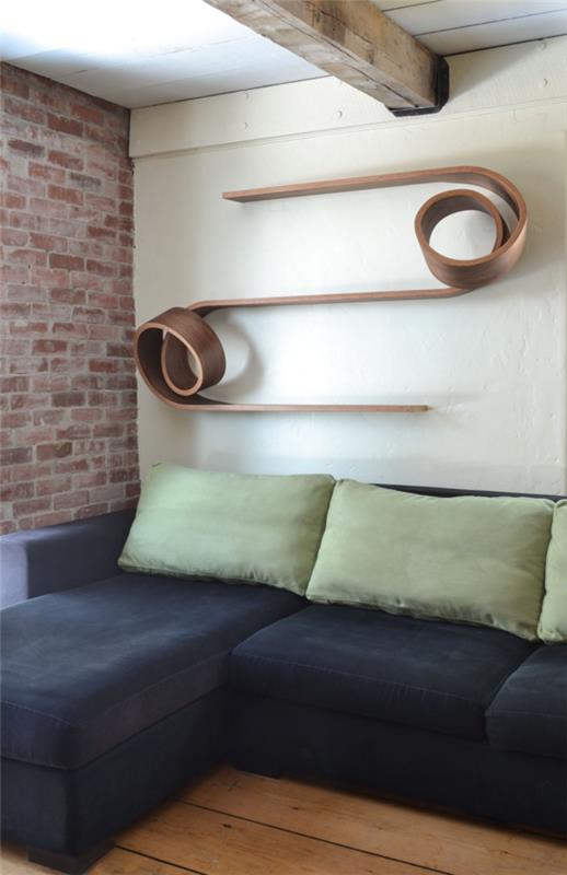 Viileät design -huonekalut, jotka on valmistettu puuseinähyllyistä olohuoneessa