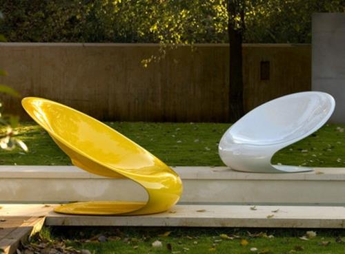 Viileät puutarhakalusteet terassille muovinen valkoinen keltainen kiiltävä nojatuoli