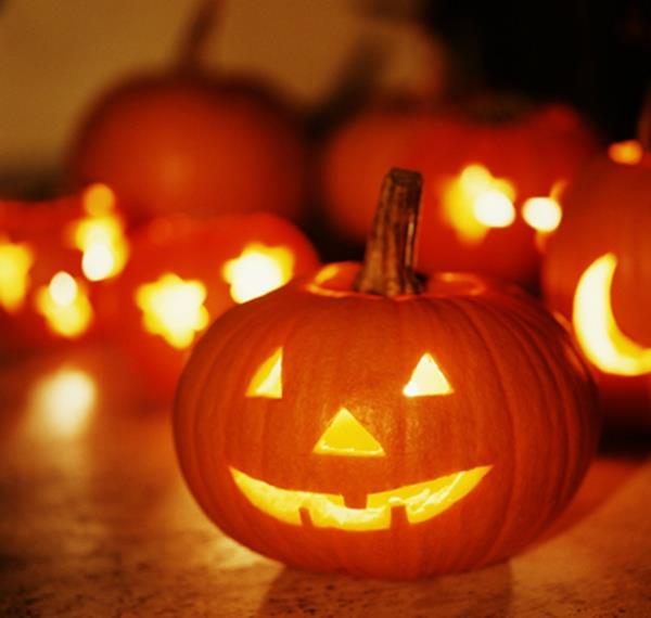 Viileitä Halloween -sisustusideoita kurpitsat litteät juhlalliset alkuperäiset oranssinväriset kynttilät