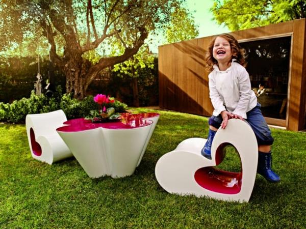 Lasten huonekalut puutarhaan, kiiltävät ja iloiset