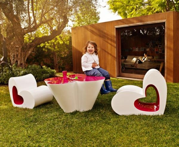 Leikkisiä lasten huonekaluja puutarhaasi