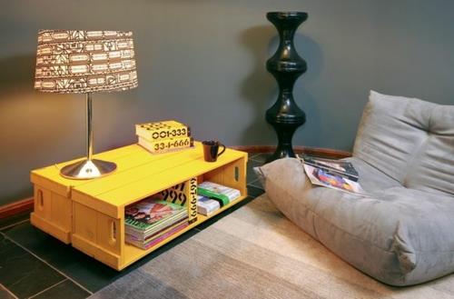 Viileät huonekalut DIY -käsityöideat maalattiin keltaisiksi eurolavoiksi