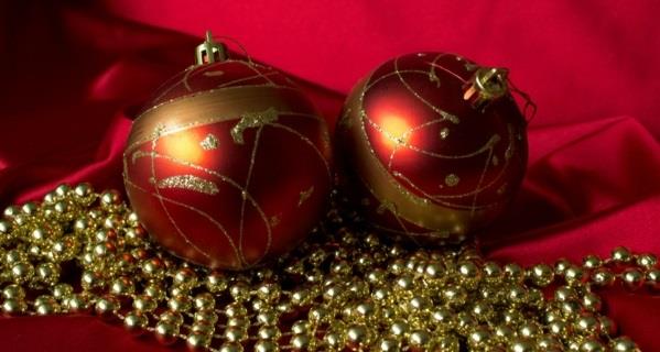 Viileitä joulukoristeita ja jouluvalojen pallo