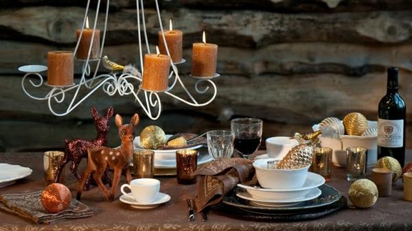 ruskeat kultaiset värit juhla -joulupöydän koristeet kynttilät