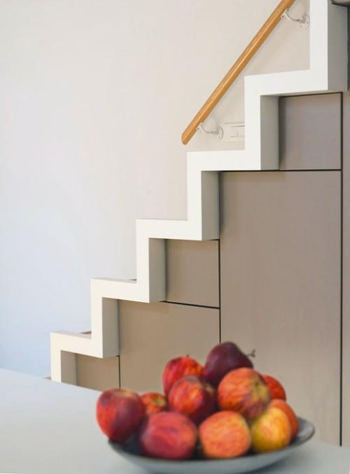 Portaikkoon rakennetut viileät tilaa säästävät säilytysideat