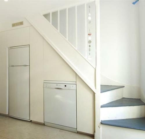 Viileitä tilaa säästäviä säilytysideoita portaikon jääkaapissa