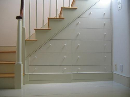 Viileitä tilaa säästäviä säilytysideoita portaikon laatikoissa