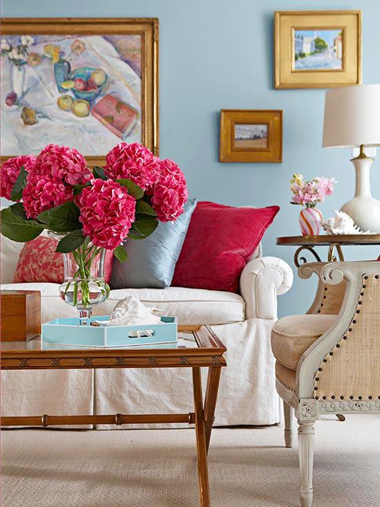 Viileä käytännöllinen olohuone suunnittelee vaaleanpunaisia ​​aksentteja yksityiskohtia kukkia