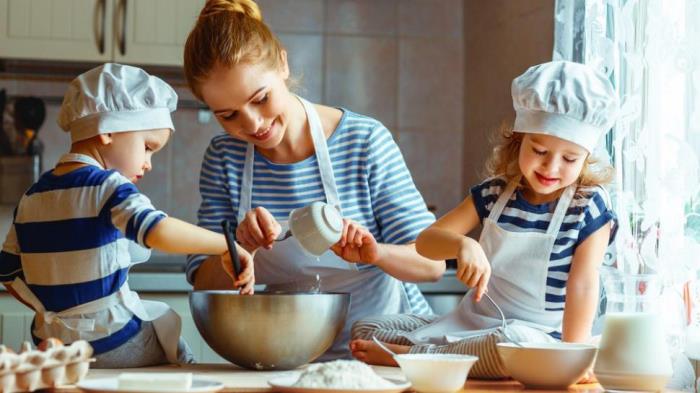 Koronakriisi kotona, mitä äiti ja kaksi pientä lasta leipovat keittiössä