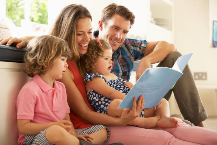 Koronakriisi kotona, mitä koko perhe tekee sohvalla lukemalla lastenkirjaa hauskaa