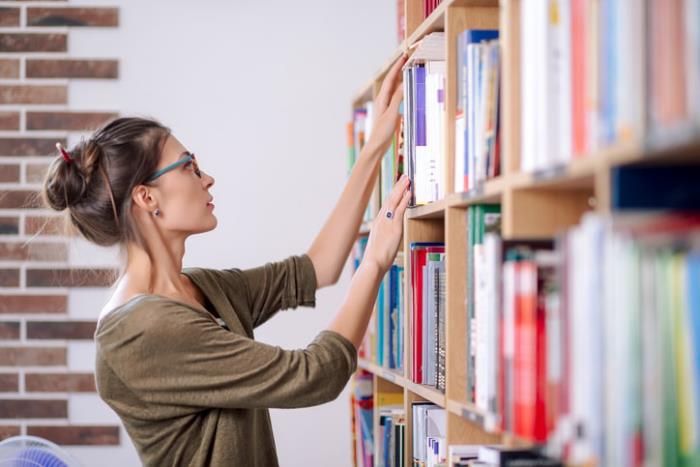 Koronakriisi kotona, mitä tehdä nuorten tyttöjen talon kirjasto etsii kirjojen järjestämistä