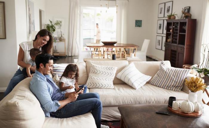 Koronakriisi kotona, mitä neljän hengen perhe tekee olohuoneen sohvalla ja pelaa iPadia yhdessä
