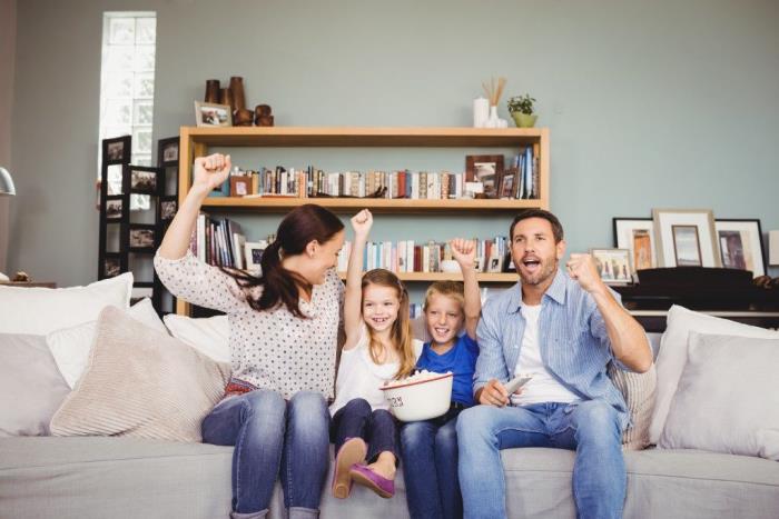 Koronakriisi kotona, mitä neljän hengen perhe tekee sohvalla katsellen televisiota yhdessä pitäen hauskaa