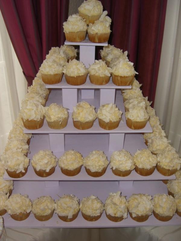 Cupcake kakku seistä pyramidi häät