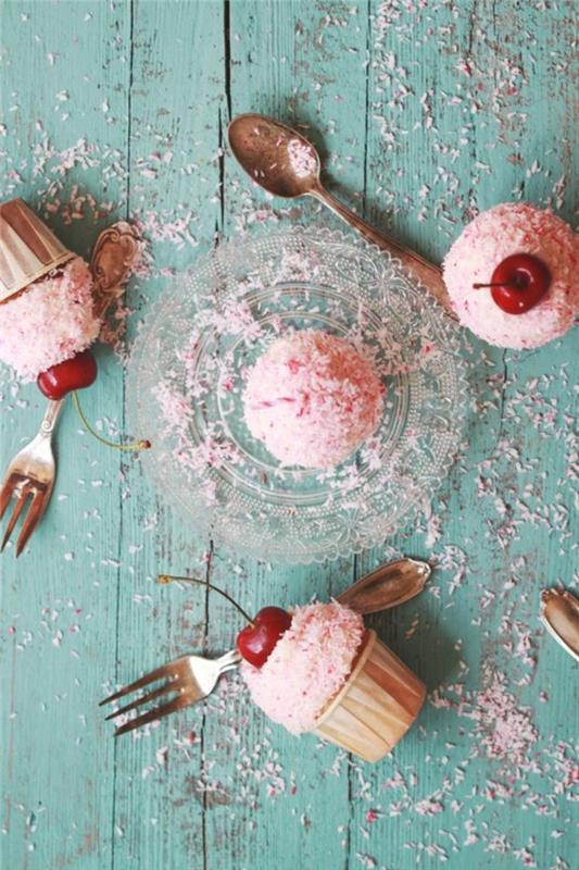 Cupcakes -resepti yksinkertaisesti leipoa pieniä mansikkatortteja