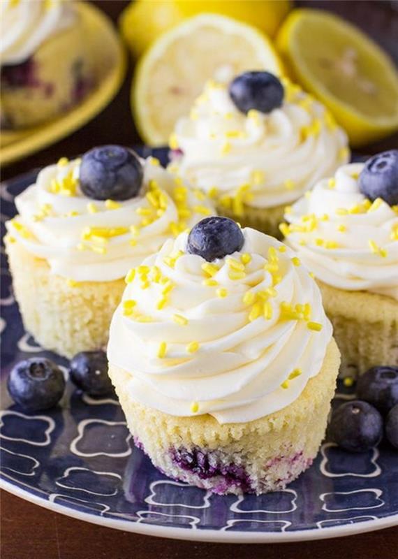 Cupcakes -resepti yksinkertaisesti leipoa pieniä tartletteja vaniljatartelleja sitruunalla