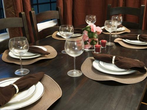 DIY -käsityöideoita juhlapöydän koristeluun ruskean beige lautaset