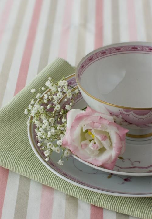 DIY -käsityöideoita juhlapöydän koristeluun vaaleanpunaiset kukat keraaminen