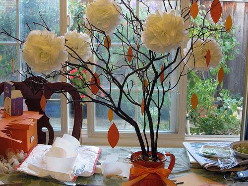 DIY -käsityöideoita juhlapöydän koristeluun valkoiset kukat Blickpunkt