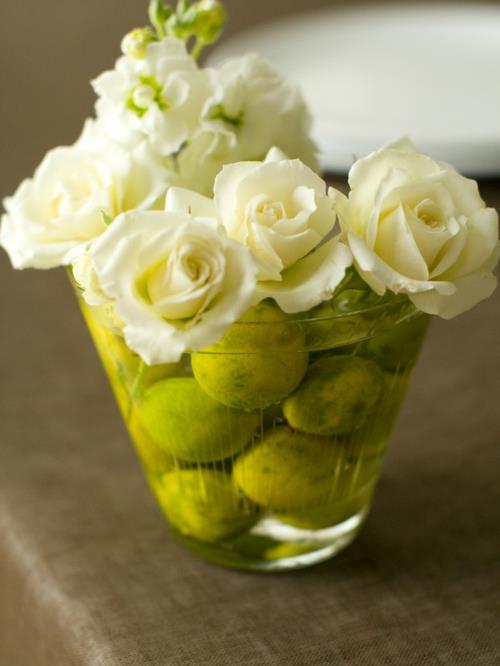 DIY -käsityöideoita juhlapöydän koristeluun valkoinen ruusulasikulho