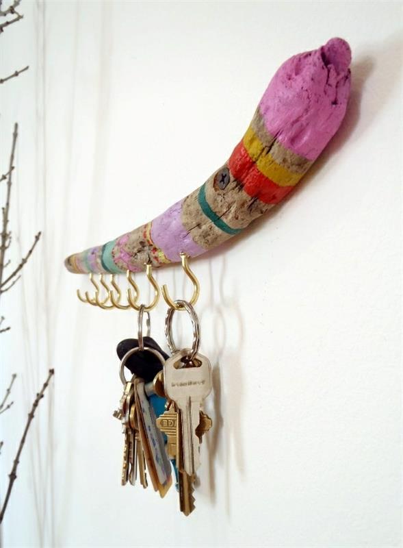 Sisustusideoiden avain ripustaa värikkäästi maalatun puun oksan