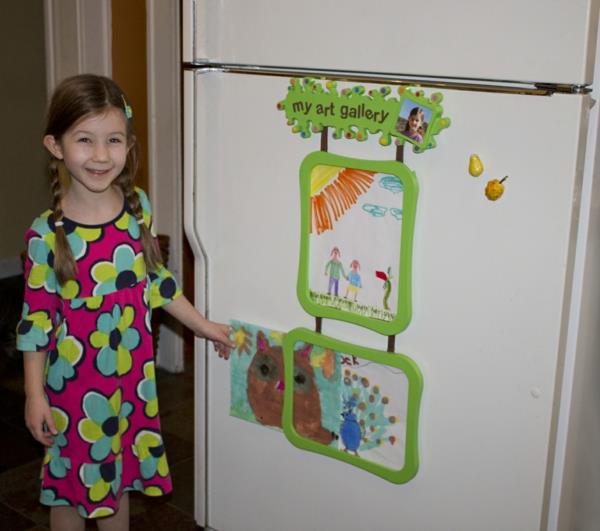 DIY koristeelliset lasten piirustukset jääkaapin ovella