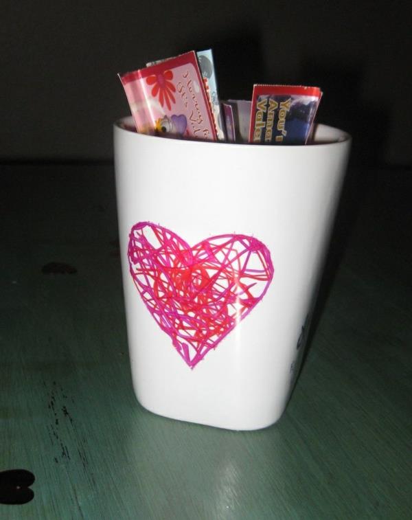 DIY -koristelu lasten piirustuksilla sydämen maalausmuki
