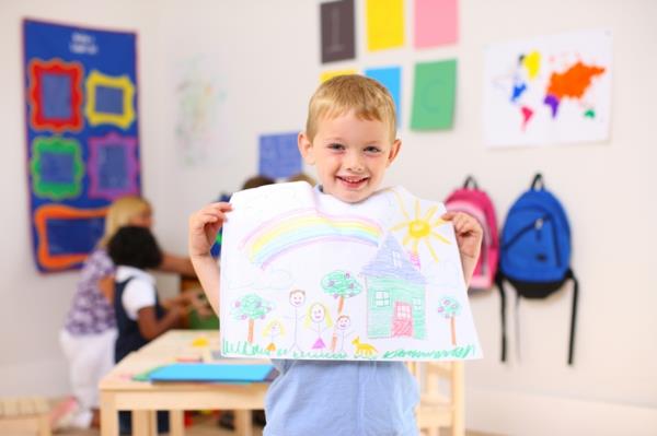 DIY -koristelu lasten piirustuksilla lapset maalaavat taidetta