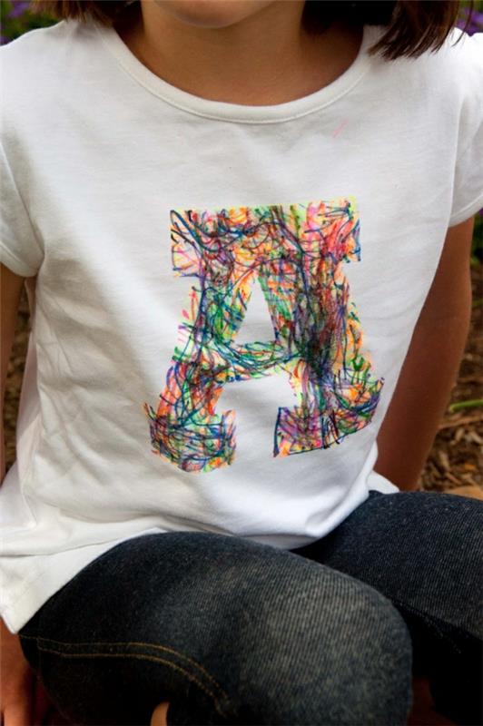 DIY-koristelu lasten piirustuksilla tekstiilipainettu t-paita