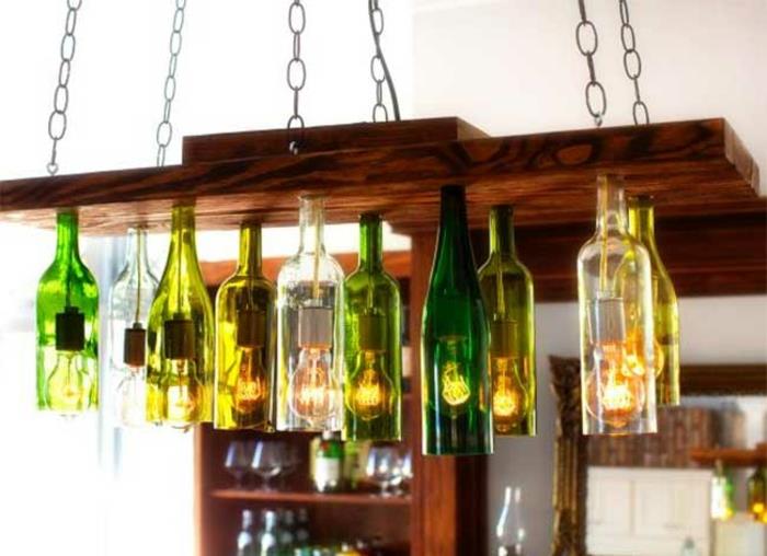 DIY -koristelu lasipulloilla käsityöideoita kattokruunu, joka on valmistettu viinipulloista