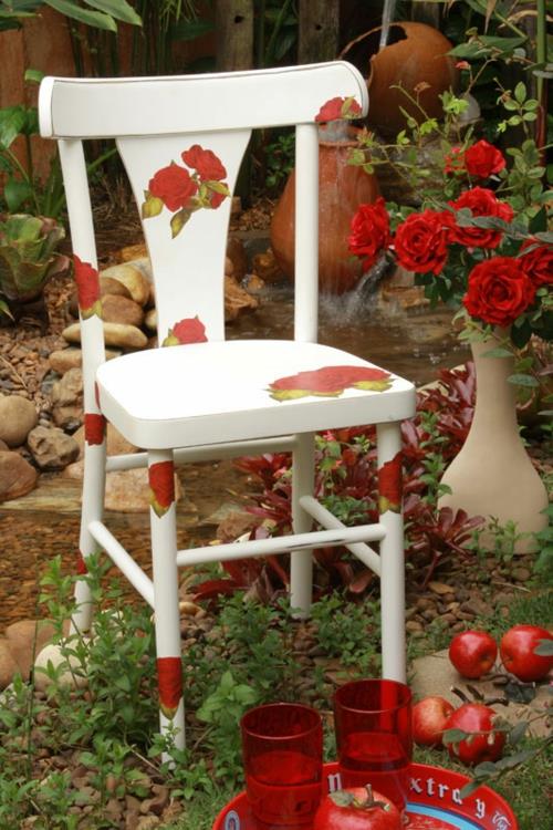 Koristeideoita maalattujen huonekalutuolien valkoisille punaisille kukille