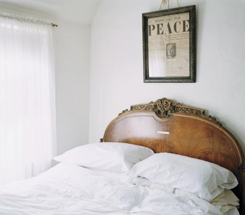 DIY -koristelu sanomalehden valokuvakehyksen makuuhuoneen sängystä