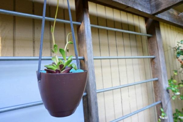 DIY -ristikko ja puutarhatarvikkeet riippuva kukkaruukku