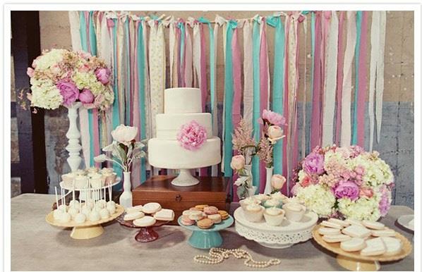 Häät koristelu violetti vaaleanpunainen sininen pöytä koristelu kakkuja