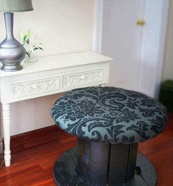 DIY puiset olohuoneen huonekalut, jotka on valmistettu kaapelirumpuverhoilusta