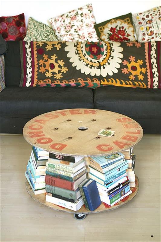 DIY puiset olohuoneen huonekalut, jotka on valmistettu kaapelirumpulaatikoista