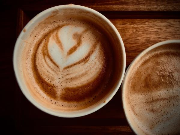 Tee -se -itse -kahvimuki menemään Kuinka tehdä oma yksilöllinen muki lattekaffee herzistä