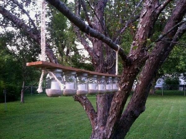 DIY -kattokruunu, joka on valmistettu eurolavojen puutarhapuusta