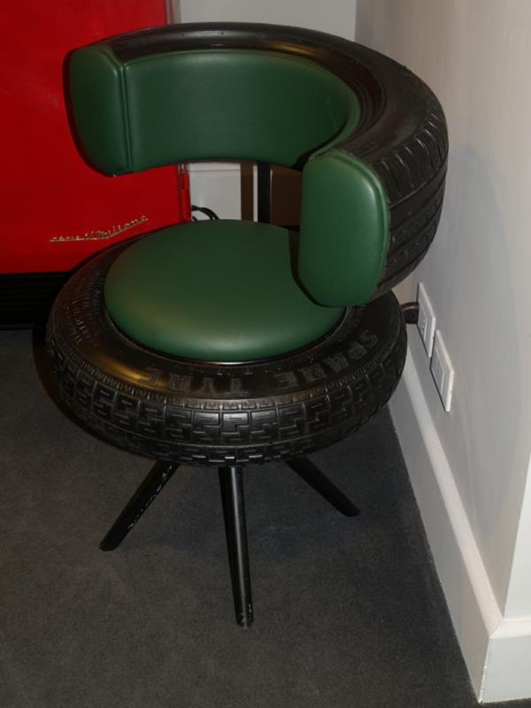 Huonekalut, jotka on valmistettu autonrenkaista autonrenkaiden kierrätystuoli käytävällä