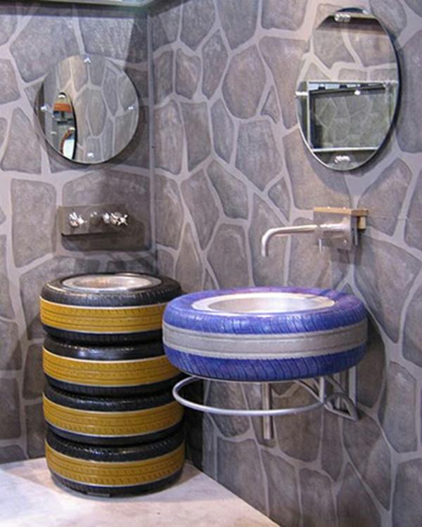 Huonekalut valmistettu autonrenkaista kylpyhuoneen pesualtaista