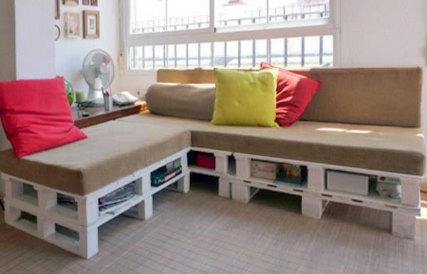 DIY -huonekalut, jotka on valmistettu eurolavoista ja joissa on ruskeat vaahtosuojukset