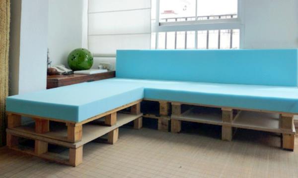 Euro-lavoista valmistetut DIY-huonekalut, monivärinen sohva