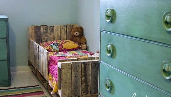 puulevyt huonekalut vanhoista kuormalavoista sängyn runko -tekstuurit