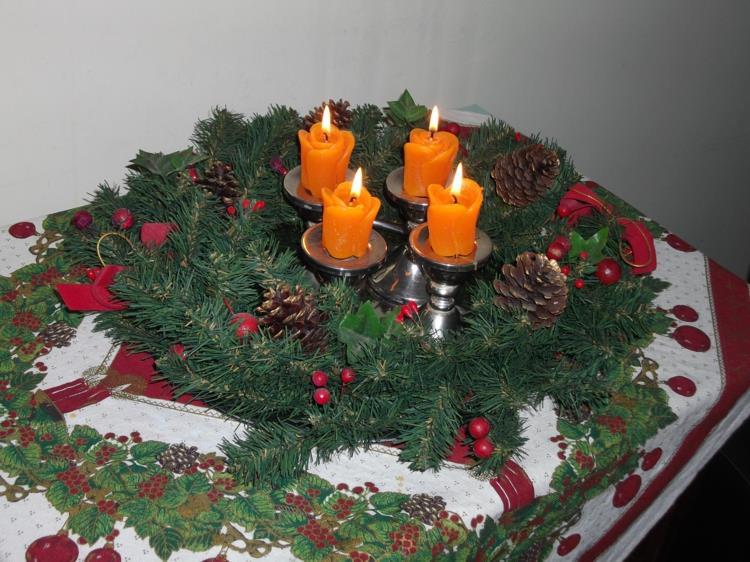 DIY -projektit Joulukoristeet tekevät adventtikruunuista kuvia