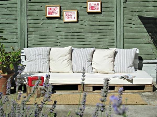 Euro -lavoista valmistetut DIY -sohvat, joissa on mukavat tyynyn selkänojat