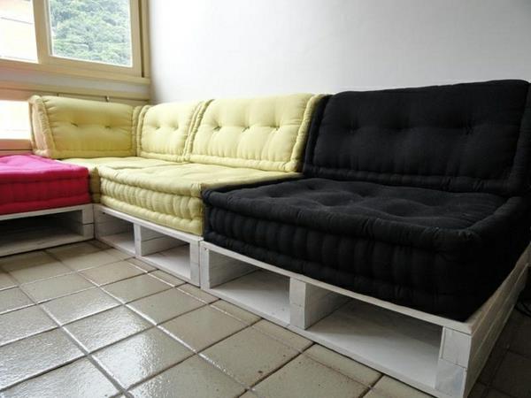 Eurolavoista valmistetut sohvat tyynyt mukavasti mustaa ja keltaista