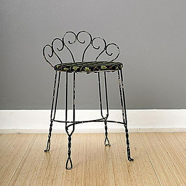 DIY -koti -ideat putket kasvit klassinen tuoli metalli korkeat jalat