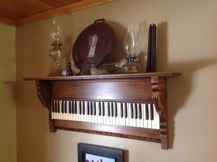DIY huonekalujen kierrätysideoita DIY -inspiraatio vanhasta tekee pöydän itse pianohyllyksi