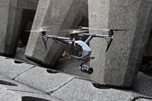 DJI INSPIRE 2 lentävä robotti kaupunkiin