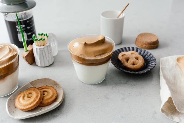 Dalgona Coffee uusi trendikäs kahvijuoma, joka tarjoillaan kekseillä välissä